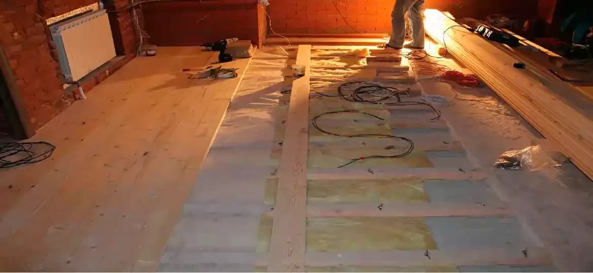 Монтаж черновых полов с утеплением
