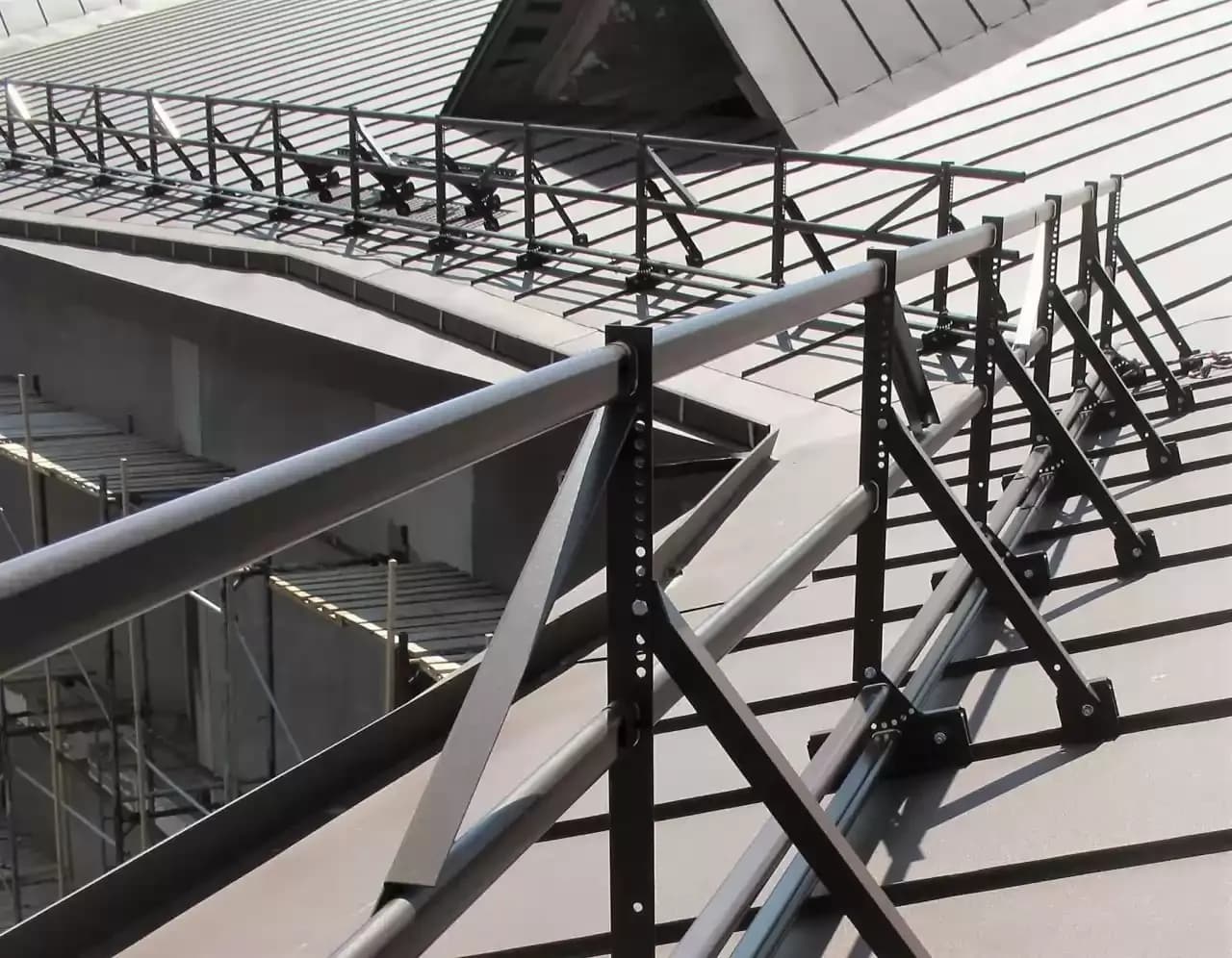 Монтаж ограждения кровельного