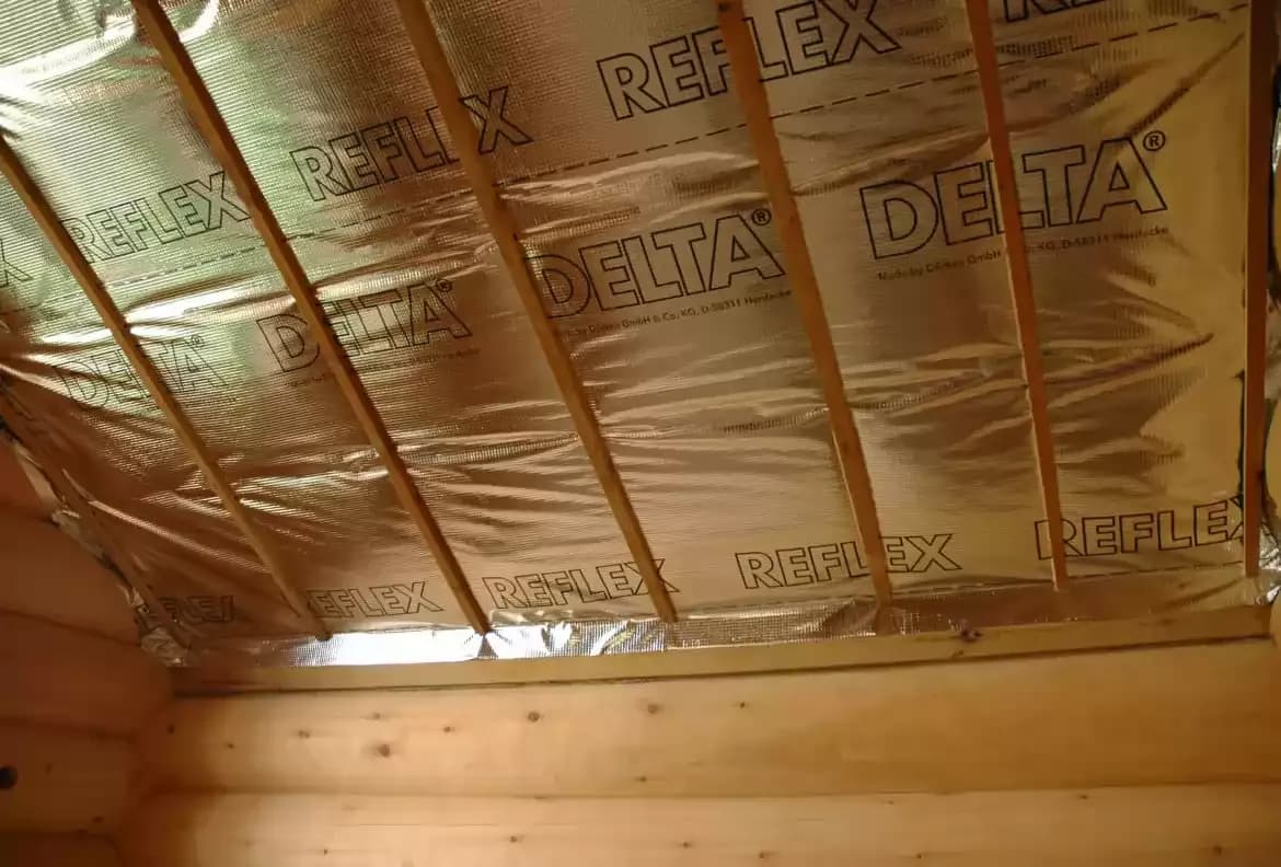 Монтаж пароизоляционной пленки для скатной кровли