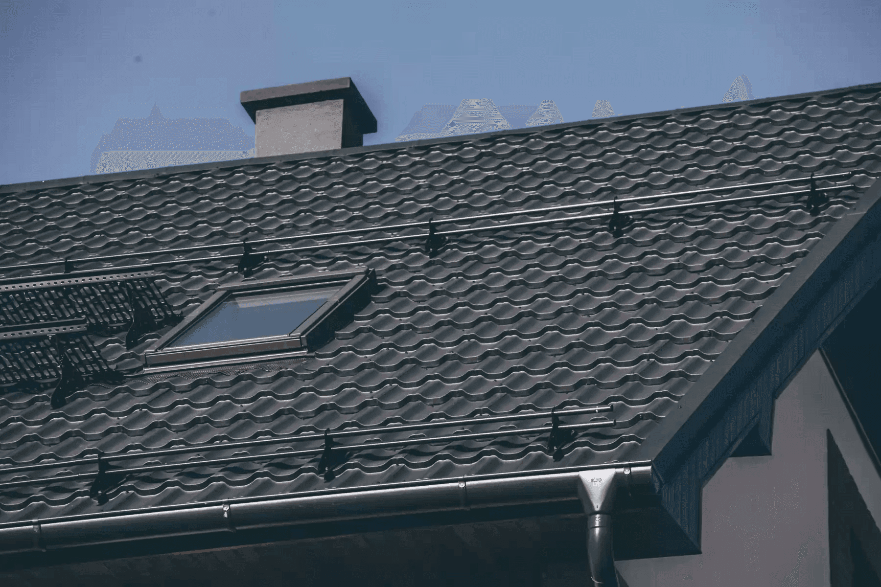 Установка снегозадержателей на крыше, особенности систем снегозадержания